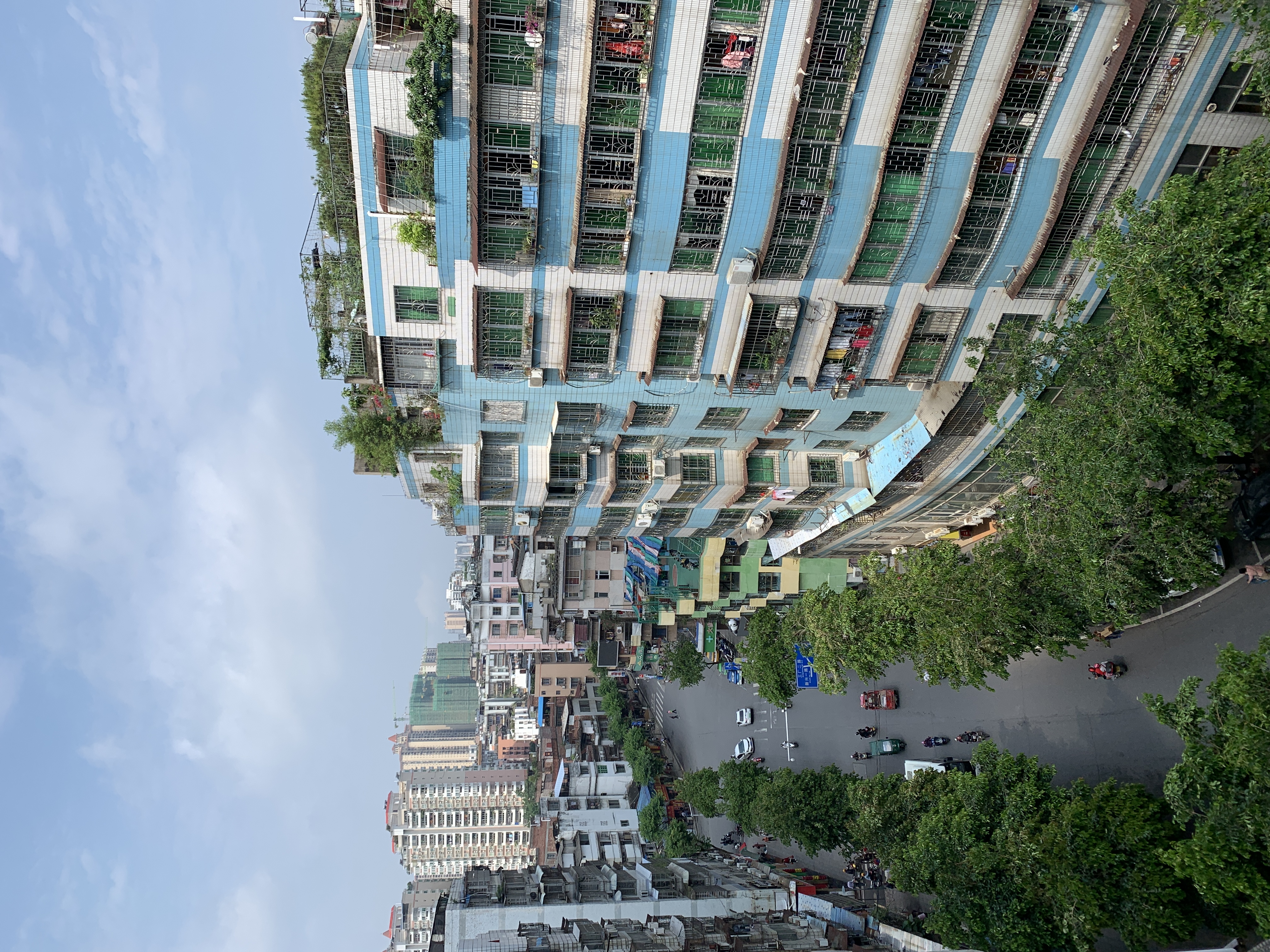 2022年4月24日西湖大厦下看龙骨冲路口